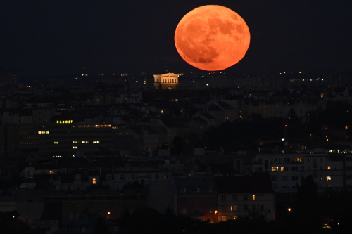 TStrawberry Moon 2022, la super Luna vista da varie parti del mondo – FOTOGALLERY