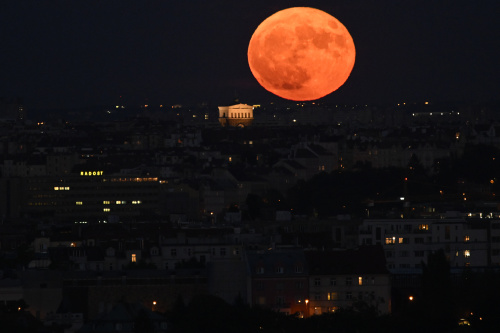 Strawberry Moon 2022, la super Luna vista da varie parti del mondo – FOTOGALLERY