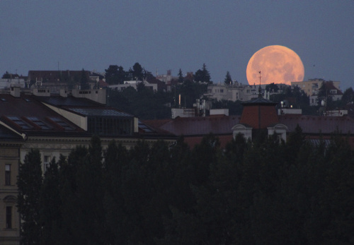 Strawberry Moon 2022, la super Luna vista da varie parti del mondo – FOTOGALLERY