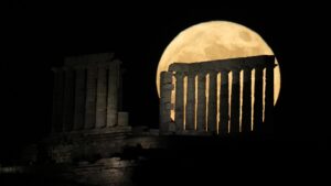 Strawberry Moon 2022, la super Luna vista da varie parti del mondo – FOTOGALLERY