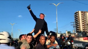 Il presidente brasiliano Bolsonaro in moto senza casco alla parata