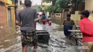 Il Bangladesh ancora sott’acqua per le inondazioni causate dai monsoni