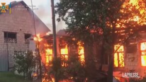 Bombardamenti russi distruggono le abitazioni di una cittadina ucraina
