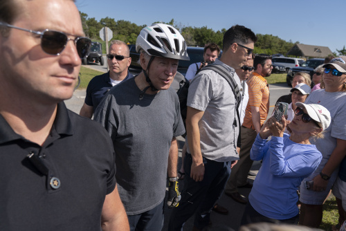 La caduta di Joe Biden dalla bicicletta – FOTOGALLERY