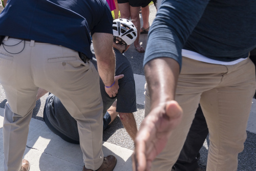 La caduta di Joe Biden dalla bicicletta – FOTOGALLERY