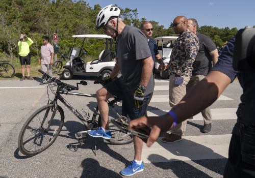 La caduta di Joe Biden dalla bicicletta – FOTOGALLERY