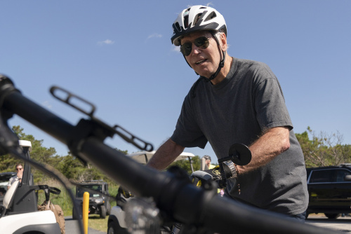 La caduta di Joe Biden dalla bicicletta – FOTOGALLERY