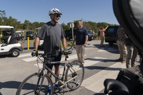 La caduta di Joe Biden dalla bicicletta – FOTOGALLERY