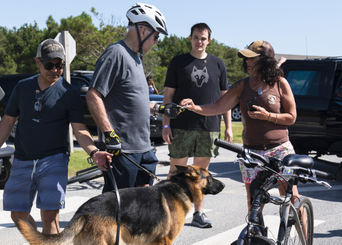 La caduta di Joe Biden dalla bicicletta – FOTOGALLERY