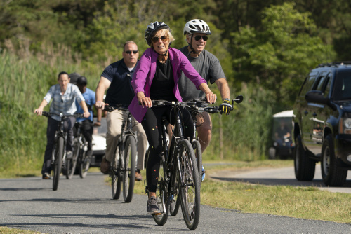 La caduta di Joe Biden dalla bicicletta – FOTOGALLERY