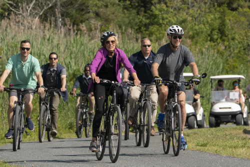 La caduta di Joe Biden dalla bicicletta – FOTOGALLERY