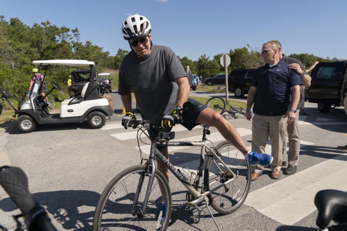 La caduta di Joe Biden dalla bicicletta – FOTOGALLERY