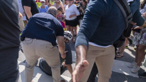 La caduta di Joe Biden dalla bicicletta – FOTOGALLERY