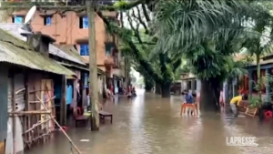 Premier sorvola le zone alluvionate del Bangladesh