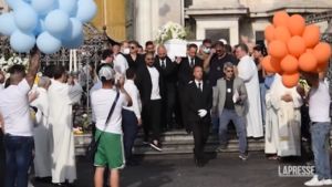 Catania, i funerali di Elena: applausi all’uscita del feretro