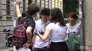 Maturità, i primi studenti fuori da un liceo di Milano