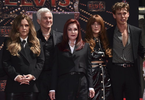 TLe donne di Presley alla cerimonia delle impronte di Los Angeles – FOTOGALLERY