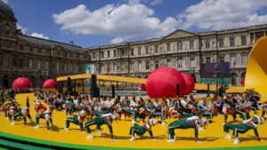 Sfilata di Louis Vuitton a Parigi, ‘Viva Virgil Abloh’ – FOTOGALLERY