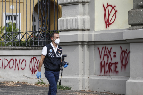 Scritte No Vax sul muro dell’Istituto Nazionale per le Malattie Infettive Spallanzani – FOTOGALLERY