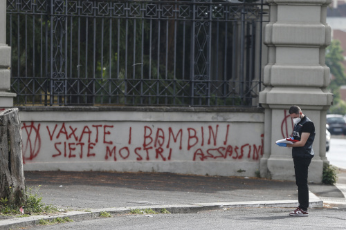 Scritte No Vax sul muro dell’Istituto Nazionale per le Malattie Infettive Spallanzani – FOTOGALLERY