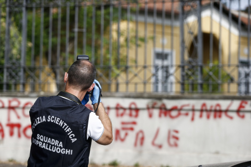 Scritte No Vax sul muro dell’Istituto Nazionale per le Malattie Infettive Spallanzani – FOTOGALLERY