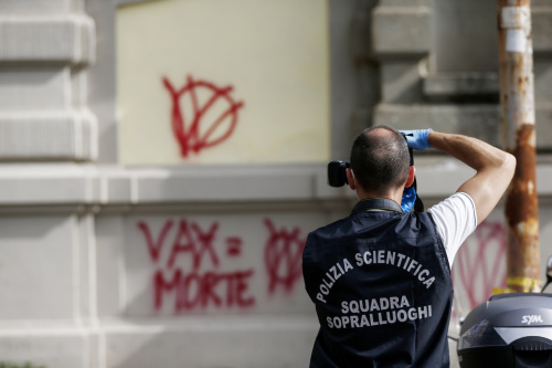 Scritte No Vax sul muro dell’Istituto Nazionale per le Malattie Infettive Spallanzani – FOTOGALLERY