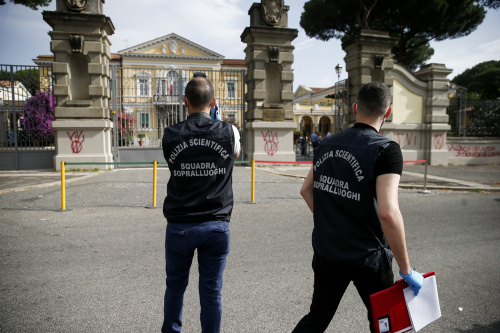 Scritte No Vax sul muro dell’Istituto Nazionale per le Malattie Infettive Spallanzani – FOTOGALLERY