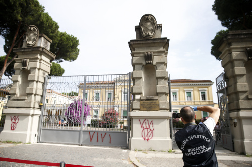 Scritte No Vax sul muro dell’Istituto Nazionale per le Malattie Infettive Spallanzani – FOTOGALLERY