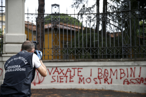 Scritte No Vax sul muro dell’Istituto Nazionale per le Malattie Infettive Spallanzani – FOTOGALLERY