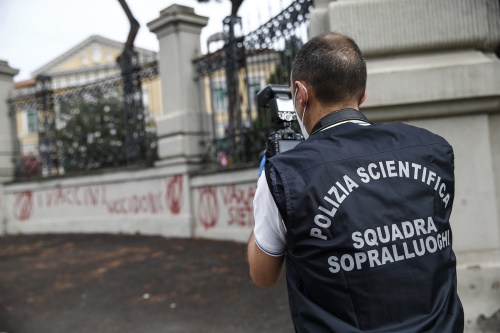 Scritte No Vax sul muro dell’Istituto Nazionale per le Malattie Infettive Spallanzani – FOTOGALLERY