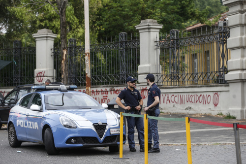 Scritte No Vax sul muro dell’Istituto Nazionale per le Malattie Infettive Spallanzani – FOTOGALLERY