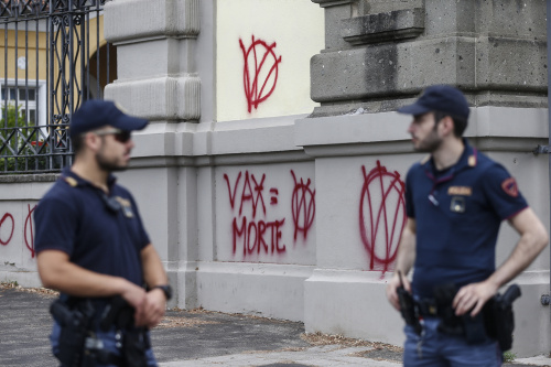 Scritte No Vax sul muro dell’Istituto Nazionale per le Malattie Infettive Spallanzani – FOTOGALLERY