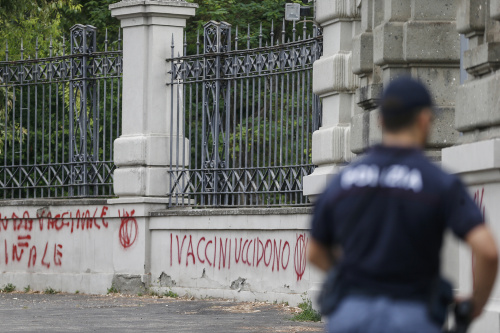 Scritte No Vax sul muro dell’Istituto Nazionale per le Malattie Infettive Spallanzani – FOTOGALLERY