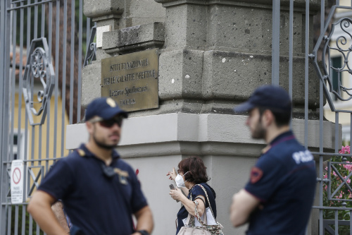 Scritte No Vax sul muro dell’Istituto Nazionale per le Malattie Infettive Spallanzani – FOTOGALLERY