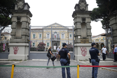 Scritte No Vax sul muro dell’Istituto Nazionale per le Malattie Infettive Spallanzani – FOTOGALLERY