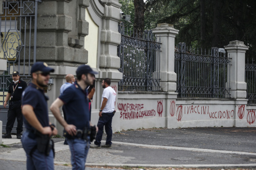 Scritte No Vax sul muro dell’Istituto Nazionale per le Malattie Infettive Spallanzani – FOTOGALLERY