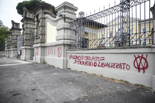 Scritte No Vax sul muro dell’Istituto Nazionale per le Malattie Infettive Spallanzani – FOTOGALLERY