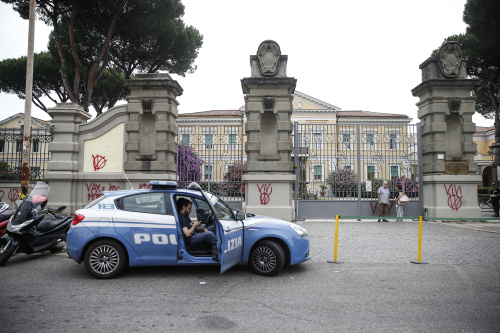 Scritte No Vax sul muro dell’Istituto Nazionale per le Malattie Infettive Spallanzani – FOTOGALLERY