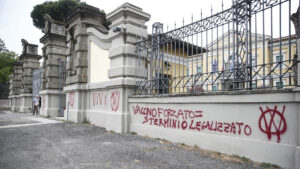 Scritte No Vax sul muro dell’Istituto Nazionale per le Malattie Infettive Spallanzani – FOTOGALLERY