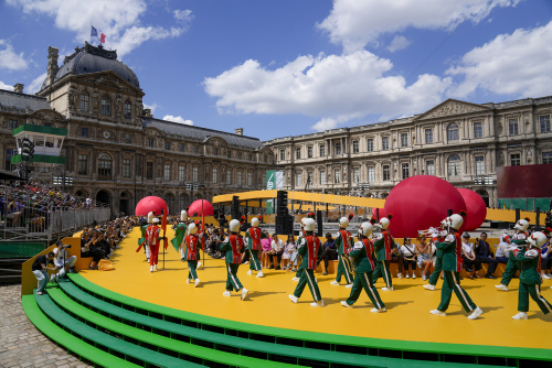 Sfilata di Louis Vuitton a Parigi, ‘Viva Virgil Abloh’ – FOTOGALLERY