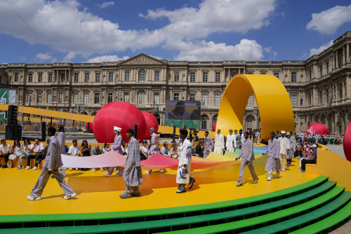 Sfilata di Louis Vuitton a Parigi, ‘Viva Virgil Abloh’ – FOTOGALLERY