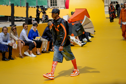 Sfilata di Louis Vuitton a Parigi, ‘Viva Virgil Abloh’ – FOTOGALLERY