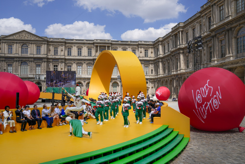 Sfilata di Louis Vuitton a Parigi, ‘Viva Virgil Abloh’ – FOTOGALLERY