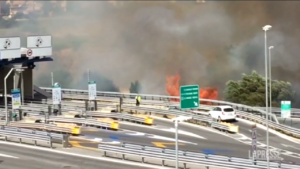 Maxi-incendio vicino a Roma-Est, fiamme alte due metri