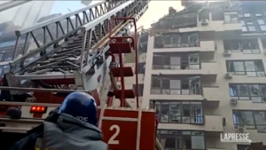 Ucraina, attacco missilistico russo su Kiev: feriti e persone intrappolate sotto le macerie