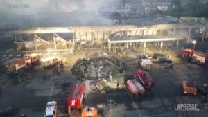 Ucraina: un drone mostra la devastazione dell’attacco al centro commerciale di Kremenchuk. 18 morti accertati, decine i dispersi