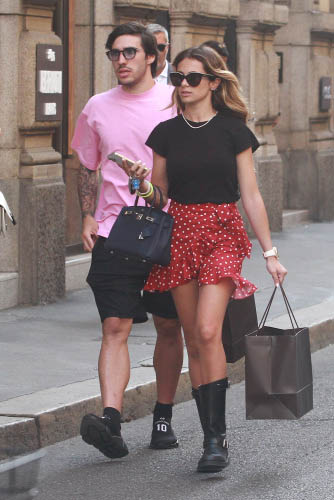 TSandro Tonali shopping a Milano con la fidanzata Giulia – FOTOGALLERY