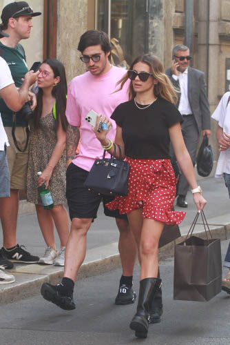 TSandro Tonali shopping a Milano con la fidanzata Giulia – FOTOGALLERY