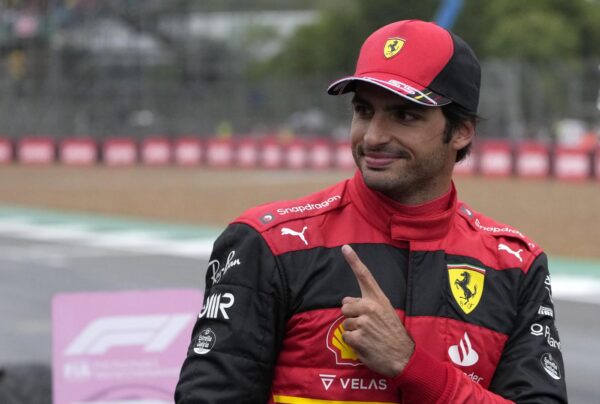 F1: Sainz mago della pioggia, pole a Silverstone davanti a Verstappen