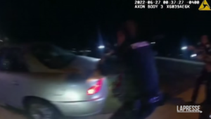 Usa, polizia uccide afroamericano disarmato con 60 colpi di pistola